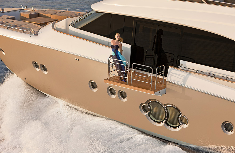 The stunning lines and the innovative side platform of the MCY86.